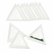 Pr&eacute;sentoir bijoux pots triangles &agrave; perles blanc