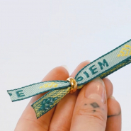 Astuce ! Voici comment attacher une perle stoppeur à un ruban texte