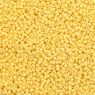 Perles de rocailles Miyuki 15/0 Duracoat opaque banana yellow 15-4452