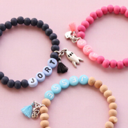 Sets d'inspiration Bracelets et porte-clés avec des perles en bois et des perles alphabet