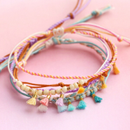 Sets d'inspiration Ainsi vous créez une collection de bijoux avec des mini pompons