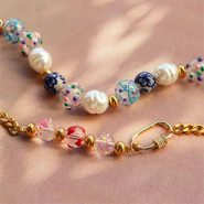 Sets d'inspiration Comment créer des parures de bijoux avec des perles en verre peintes à la main