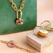 Sets d'inspiration Des bijoux élégants avec des pendentifs en pierre naturelle donut