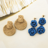 Nouveau Boucles d’oreilles en raphia et denim