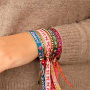 Sets d'inspiration Combinez des grelots en métal avec le ruban BY31® avec texte