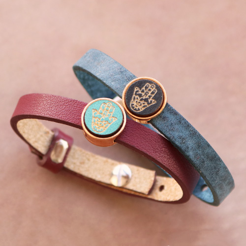 Bijoux d&rsquo;hiver avec cabochons en bois, bracelets Cuoio et fil macram&eacute;.