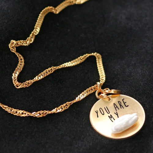 Boucles d&rsquo;oreilles et broches festives avec des grappes de perles et des pompons ronds !