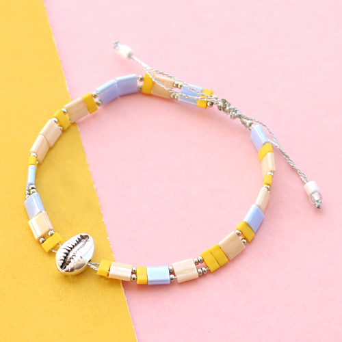 Vous pouvez confectionner ces magnifiques boucles d&rsquo;oreilles et bracelets avec Miyuki : 