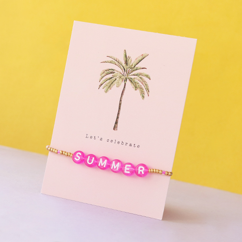 Lancez-vous avec le fil macram&eacute;, les perles lettres acryliques et les cartes &agrave; bijoux :