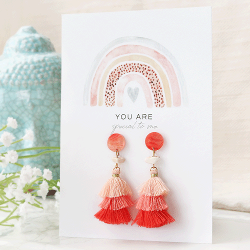 Confectionnez des boucles d&rsquo;oreilles avec des pompons 3 couches et votre collection sera pr&ecirc;te pour l&rsquo;&eacute;t&eacute;
