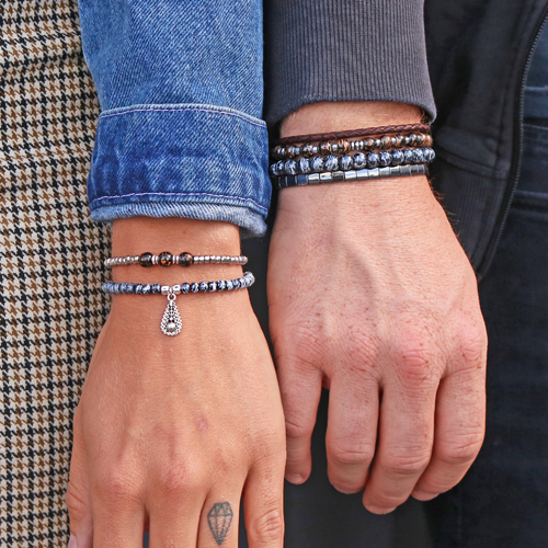 Voici comment confectionner des bracelets robustes pour hommes avec des perles en verre et des perles h&eacute;matites :