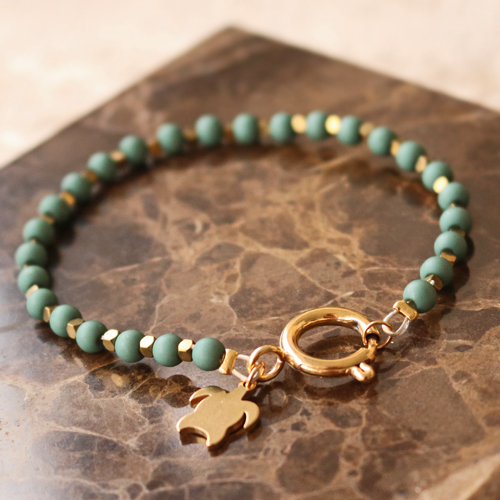 Confectionner de subtils bijoux avec des breloques en acier inox