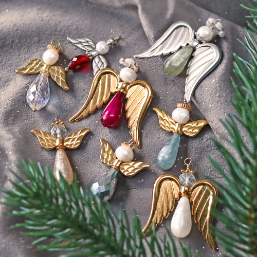 Ces boucles d&rsquo;oreilles d&rsquo;hiver et ces anges peuvent &ecirc;tre confectionn&eacute;s avec des perles goutte Polaris Elements et des perles &agrave; facettes :
