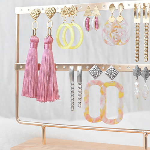 Voici comment confectionner facilement et rapidement des boucles d&rsquo;oreilles tendance avec les nouveaux appr&ecirc;ts boucles d&rsquo;oreilles en acier inox :