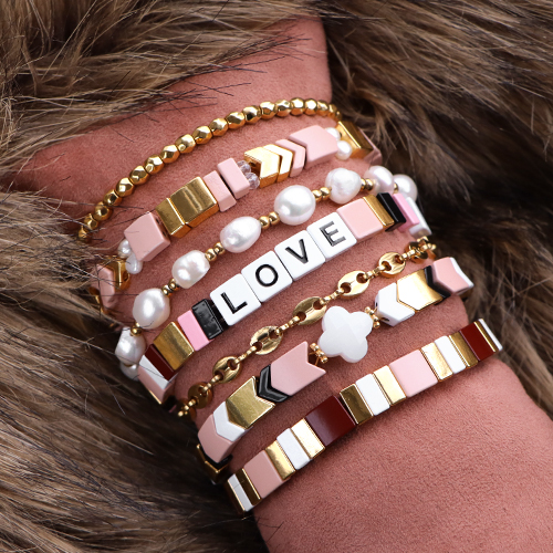 Cr&eacute;ez des bijoux originaux avec ces perles tile dans des formes et couleurs diverses