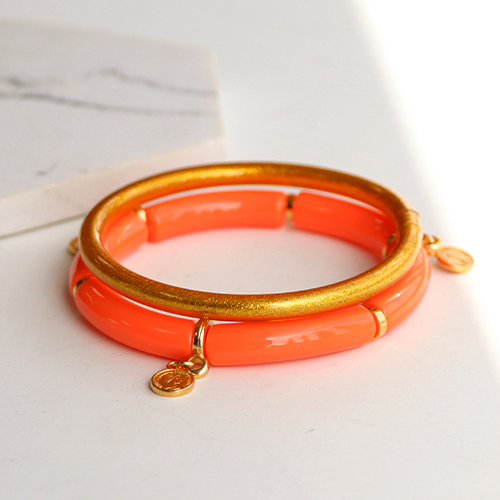 D&eacute;marrez avec ces perles acryliques tube color&eacute;es