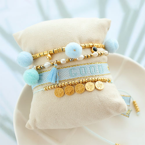 Soyez cr&eacute;atifs avec les pendentifs pompons pour de magnifiques bijoux