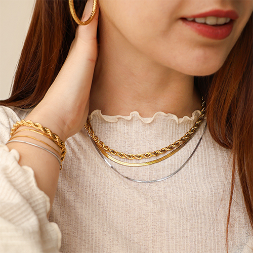 Associez colliers et bracelets en acier inoxydable