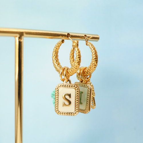 Cr&eacute;ez une collection unique avec des breloques nacr&eacute;es avec des lettres en acier inoxydable