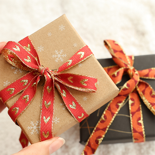 Cr&eacute;ez des bracelets, porte-cl&eacute;s et cadeaux uniques avec des rubans &agrave; texte