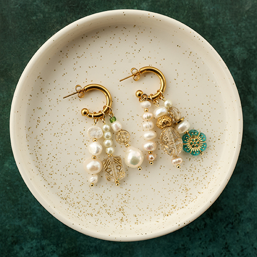 Mix & match  des perles acryliques avec des d&eacute;tails dor&eacute;s