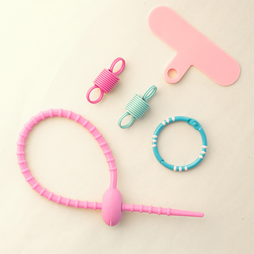 M&eacute;langez et assortissez les accessoires pour porte-cl&eacute;s et cordons de t&eacute;l&eacute;phone 