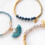 Bracelets fins de perles &agrave; facettes avec des nouvelles cartes &agrave; bijoux en th&egrave;me d&rsquo;hiver 