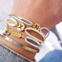 Comment confectionner des bracelets alphabet avec du cordon en satin :