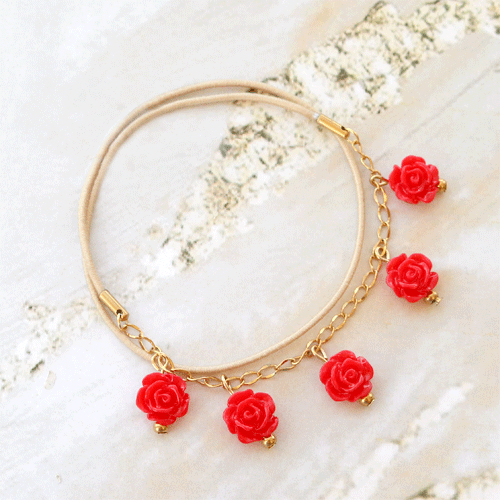 Confectionnez de ravissants bracelets et bagues avec les nouvelles perles roses :