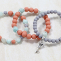 Voici comment confectionner de superbes bracelets avec nos perles acryliques : 