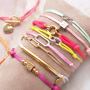 Confectionnez des bracelets hauts en couleurs avec du cordon en satin et des connecteurs en acier inox 