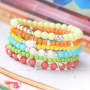 Confectionnez des bracelets multicolores avec des perles acryliques ! 