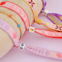 Utilisez ce joli ruban texte pour votre collection de bracelets 