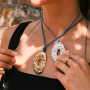 Inspiration avec du cordon en cuir et des pendentifs originaux