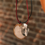 Inspiration avec du cordon en cuir et des pendentifs originaux