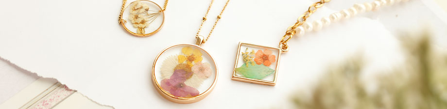 Pendentifs et connecteurs avec fleurs séchées Pendentifs et connecteurs avec fleurs séchées