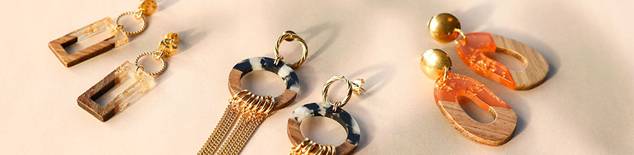 Pendentifs et perles en r&eacute;sine / velours