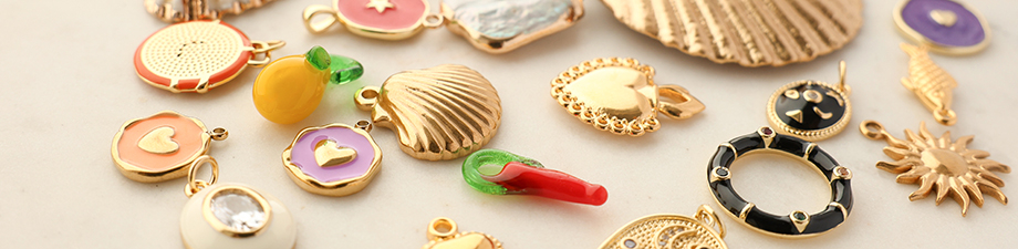 Le look que nous adorons : la tendance des breloques Le look que nous adorons : la tendance des breloques