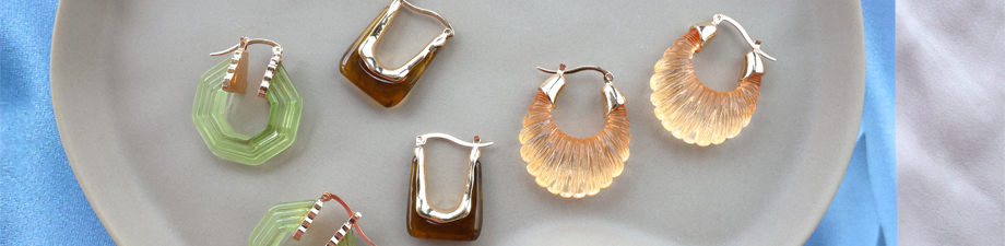 Boucles d'oreilles en r&eacute;sine color&eacute;es de diverses formes