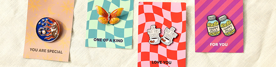 Cartes, broches et pins colorés aux designs amusants Cartes, broches et pins colorés aux designs amusants